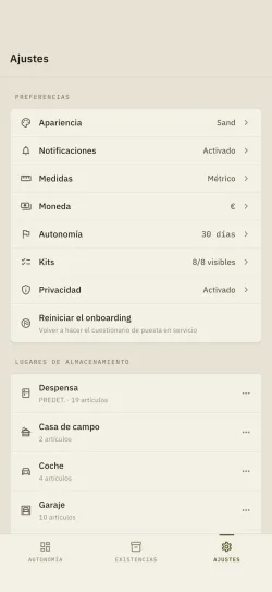 La pantalla de Ajustes de Hardtack: apariencia, notificaciones, medidas, moneda, autonomía, kits y privacidad, encima de la lista de lugares de almacenamiento.